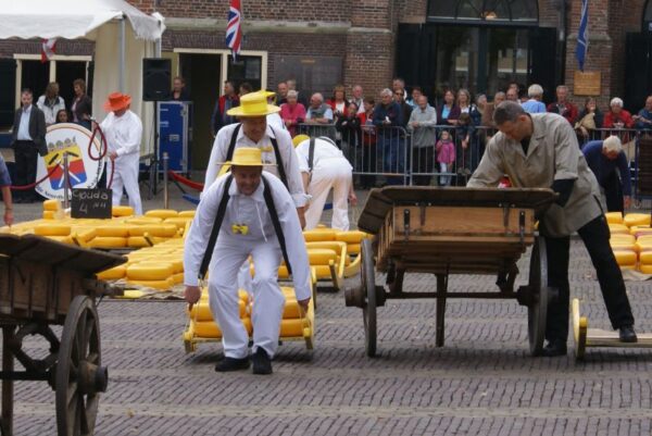 Kaasmarkt Waagplein Alkmaar, Waag op de achtergrond.