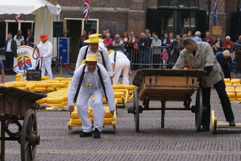 Kaasmarkt Waagplein Alkmaar, Waag op de achtergrond.