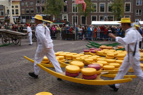 Kaasdragers op de Alkmaar kaasmarkt.