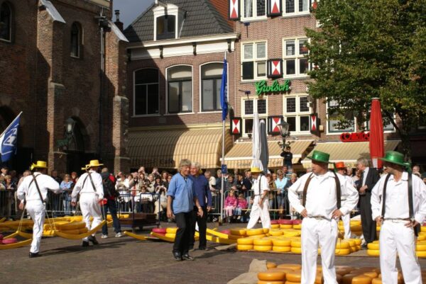 Kaasmarkt Alkmaar: Hollandse traditie, populaire bij Duitsers.