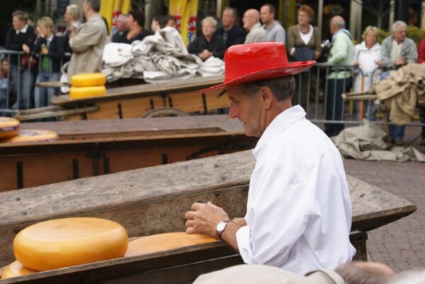 Kaashandelaar op een markt.