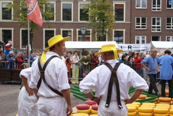 Kaashandelaren bespreken zaken.