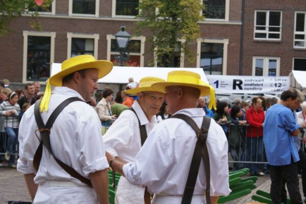 Kaashandelaren bespreken werk.