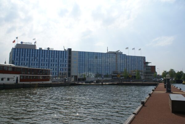 Kamer van Koophandel, Amsterdam, gezien vanaf IJ.