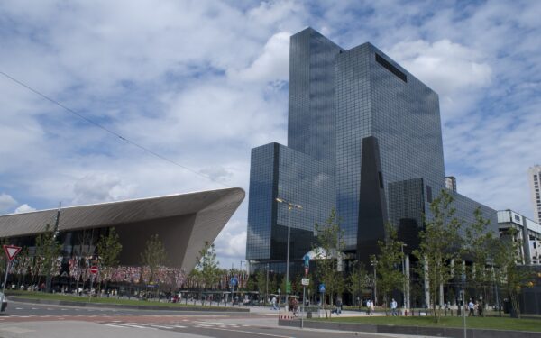 Delftse Poort Rotterdam: kantoor Nationale-Nederlanden.