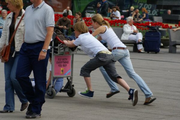 Kinderen rennen op trolly Schiphol.