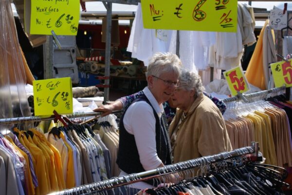 Kleding uitzoeken op de markt