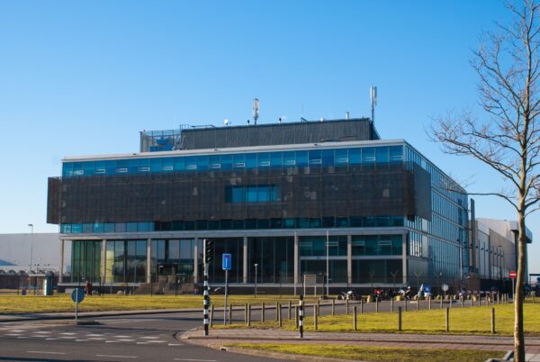 KLM-gebouw Schiphol Oost, Stationsplein.