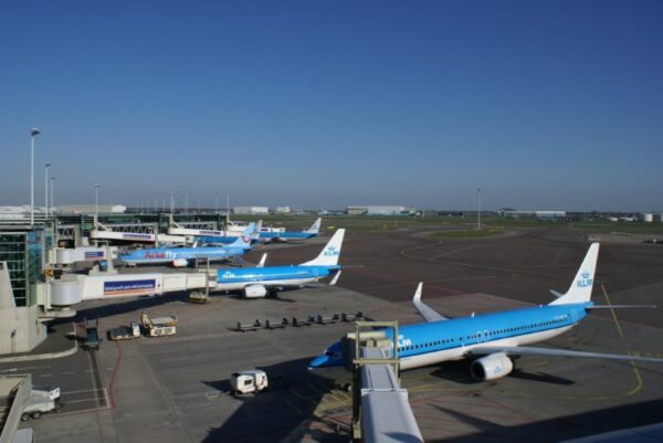 KLM-vliegtuigen aan de gate, klaar voor vertrek.