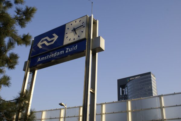 NS-klok Station Zuid, Amsterdam.
