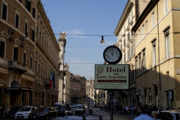 Klok met reclamebord in Rome.