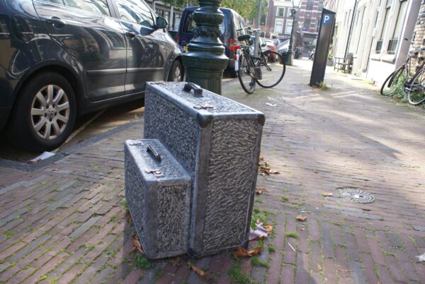 Twee vintage koffertjes op een oppervlak.