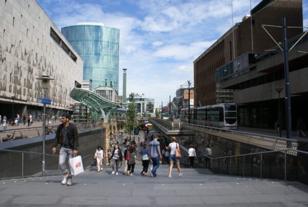 Beurstraverse Rotterdam: winkels, metro en tram.
