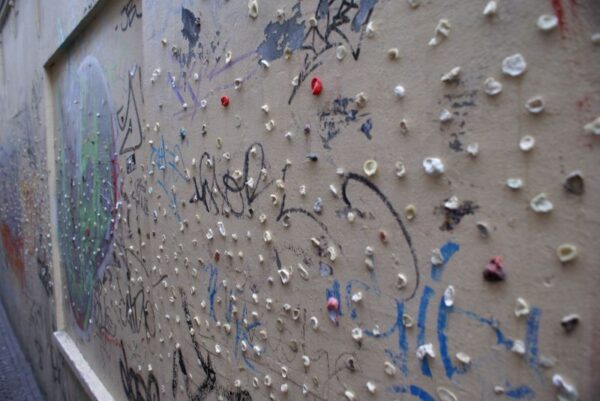 Kauwgom bedekt de Kreggesteeg in Alkmaar.