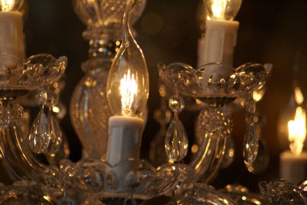 Kroonluchterlamp in winkeltje, Den Bosch.