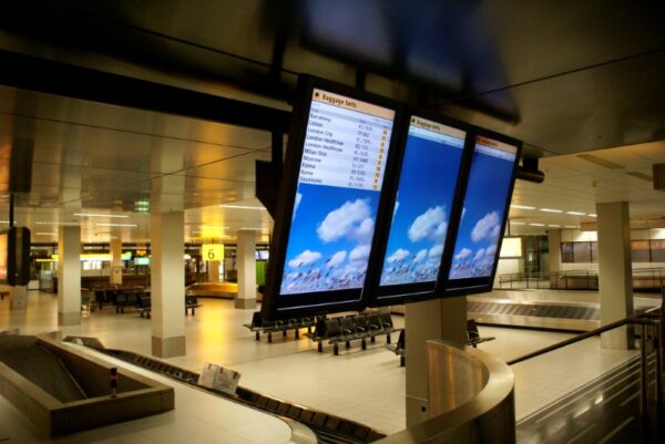 Laatste vluchten en bagage op Schiphol.