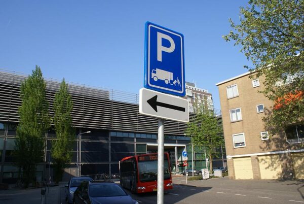 Parkeerterrein bij Amstelveen busstation: laden en lossen.