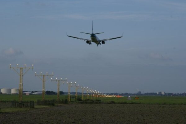 KLM vliegtuig landt op Schiphol.