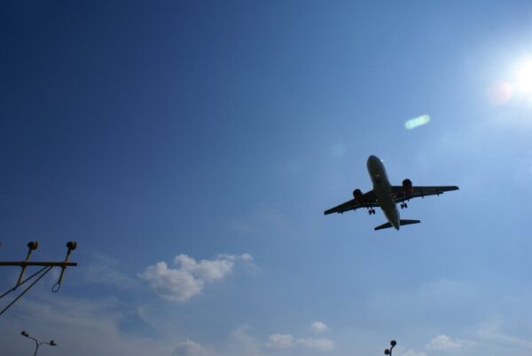 Vliegtuig landt op de Kaagbaan, Schiphol.