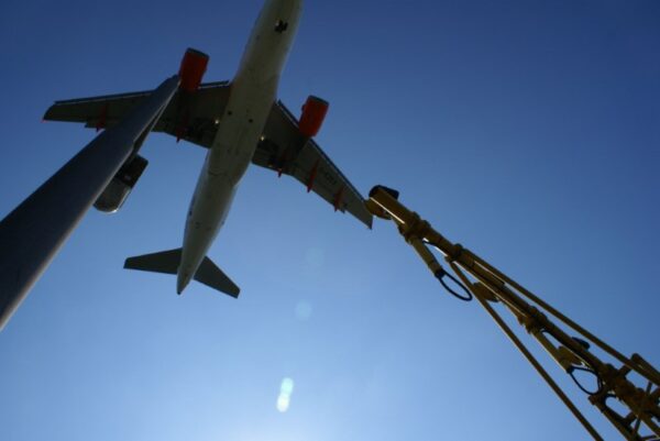 Vliegtuig landt op Schiphol.