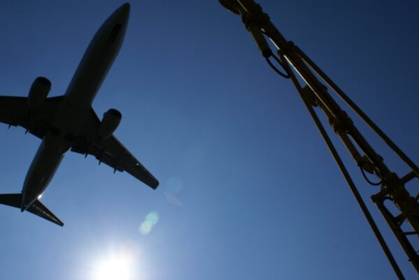 Vliegtuig landt op Schiphol.