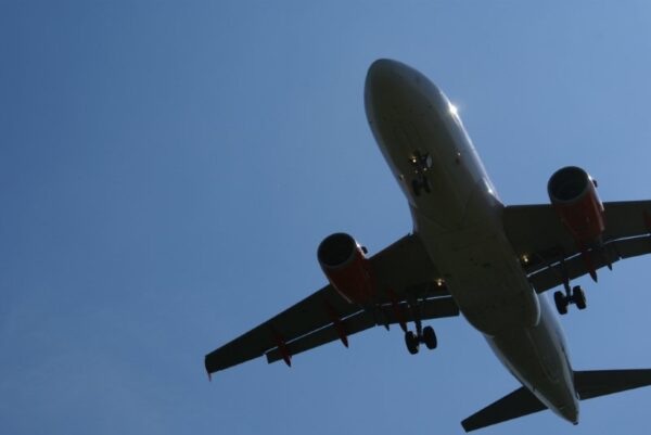 Vliegtuig landt op de Kaagbaan Schiphol.