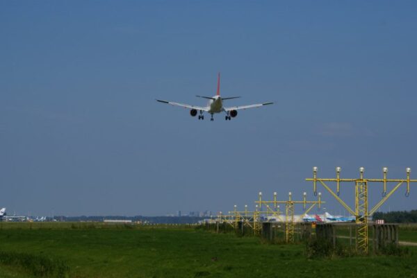 Vliegtuig landt op Schiphol.