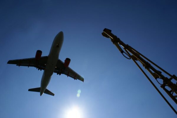 Vliegtuig landt op de Kaagbaan, Schiphol.