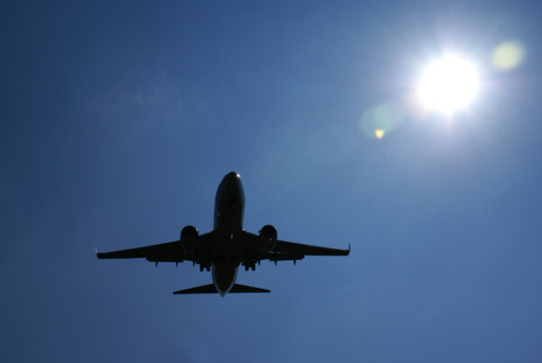Vliegtuig landt op de Kaagbaan, Schiphol.