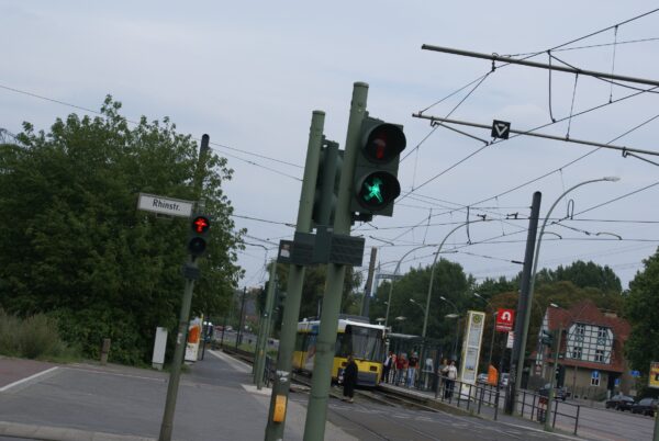 Kruising Landsberger Allee en Rhinstra&szlig;e met stoplicht en tram.