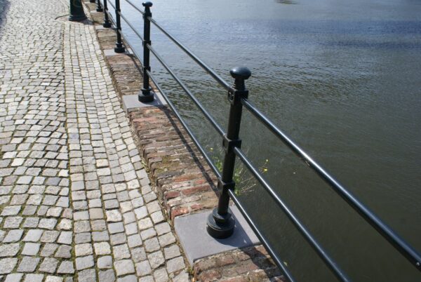 Hek langs de rivier de Maas.