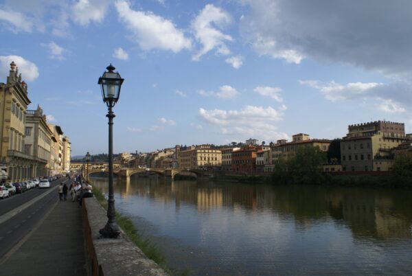 Lantaarnpaal aan de Arno met Ponte Vecchio.