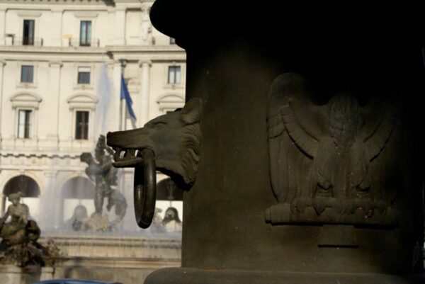 Lantaarnpaal Rome: wolfskop symbool.
