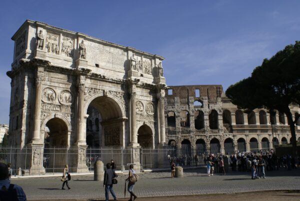 Boog van Constantijn en Colosseum in Rome.
