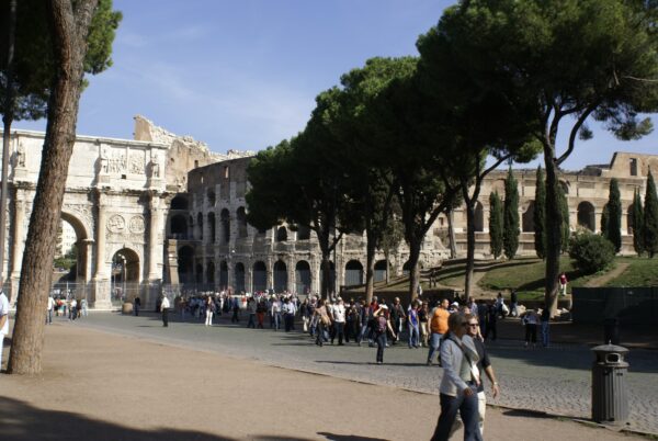Boog van Constantijn en Colosseum in Rome.