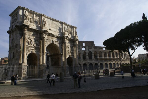 De overwinningboog van Constantijn in Rome.