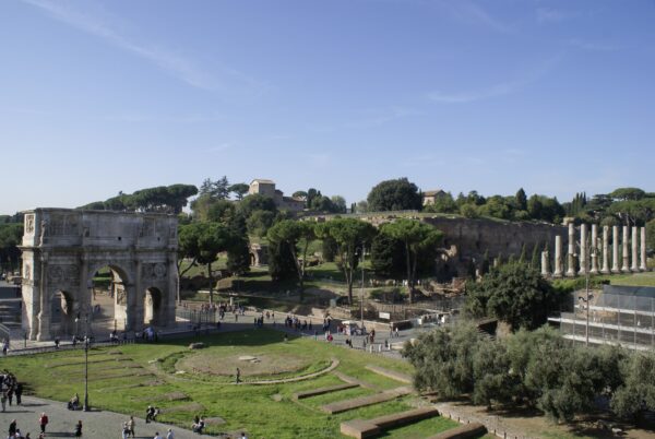 De overwinningboog in Rome, gezien vanaf het Colosseum.