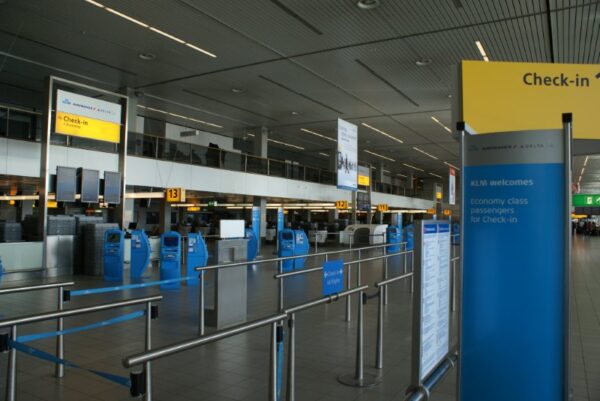 Lege KLM incheckbalies Schiphol, vulkaanuitbarsting.