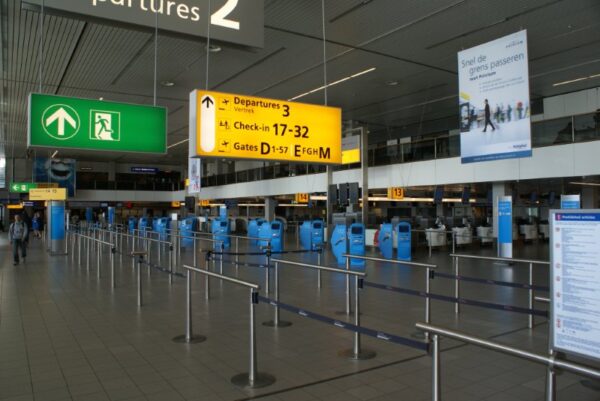 Lege KLM incheckbalies Schiphol, vulkaanuitbarsting.