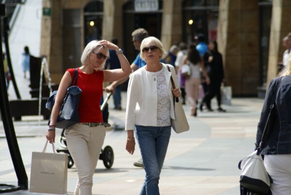 Dames shoppen in de Koopgoot, Rotterdam.