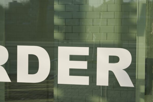 Verbouwing zichtbaar in de etalage.