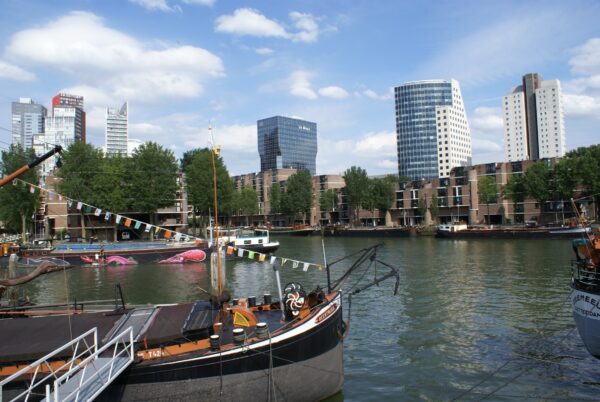 Oude boot in Leuvehaven, Rotterdam.