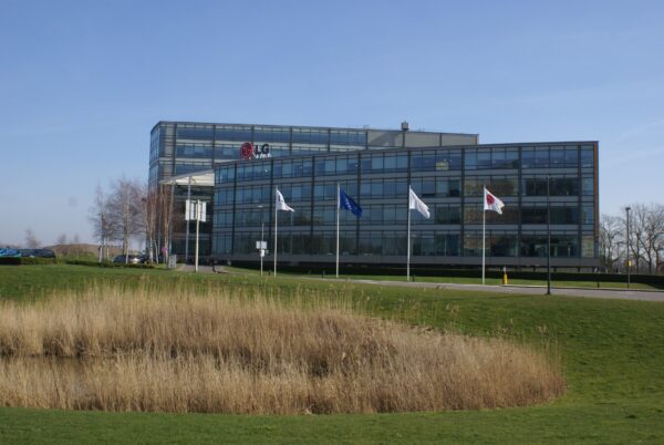 Kantoorruimte met LG-logo.