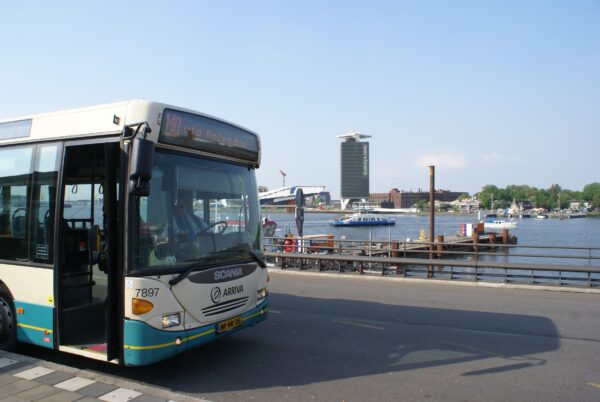 Bus 110 naar Edam vertrekt vanaf Amsterdam Centraal.