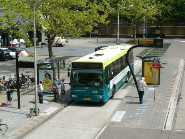 Buslijn 175 stopt op Amstelveen Busstation.
