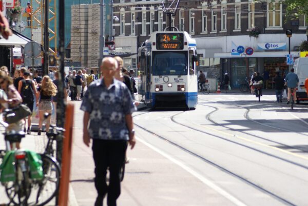 Tramlijn 24 bij Albert Cuyp, Noord-Zuidlijn bouwput op de achtergrond.