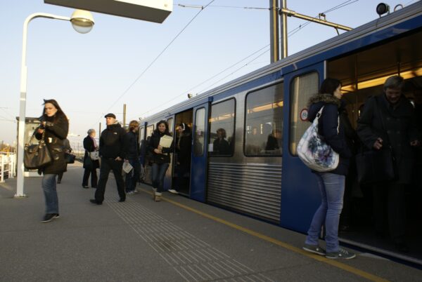 Passagiers stappen in metro lijn 50, Amsterdam Zuid.