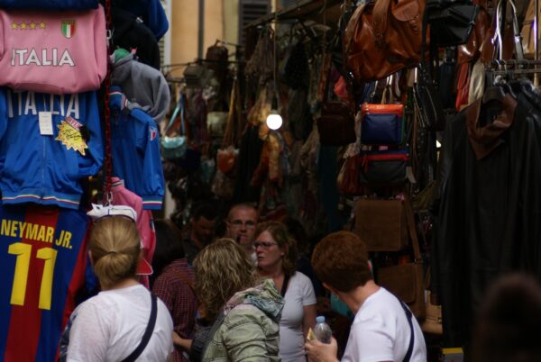 Marktkraampjes bij de Loggia del Porcellino, Florence.