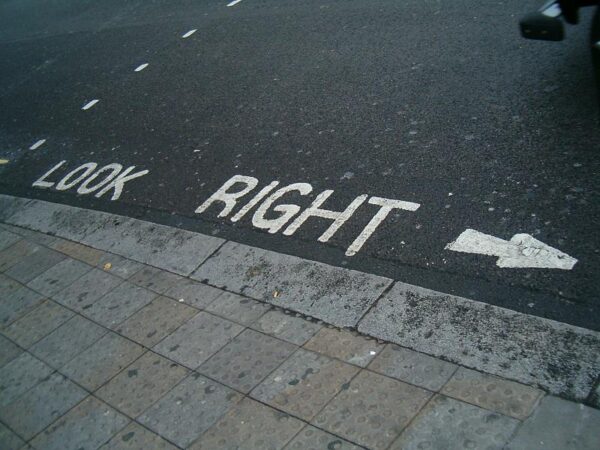 Toeristen onder auto's, waarschuwing!