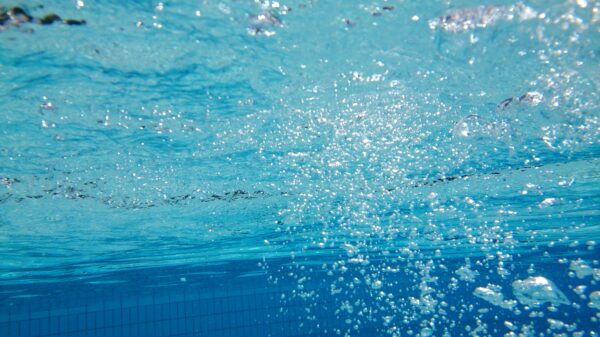 Luchtbelletjes in helder water, zwembad.